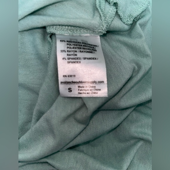 Avalanche Outdoor Supply Company Women’s size small short sleeve teal T-shirt - Picture 2 of 6